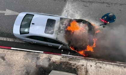 Hà Nội: Toàn cảnh vụ Audi A4 bốc cháy được cứu hoả xử lý tại hầm chui phố Nguyễn Trãi