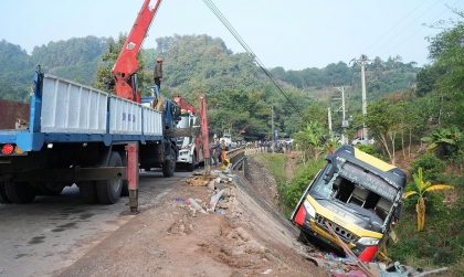 Sơn La: Xe bus hai tầng lao xuống suối trên QL6 nhiều người thương vong