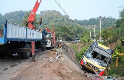 Sơn La: Xe bus hai tầng lao xuống suối trên QL6 nhiều người thương vong