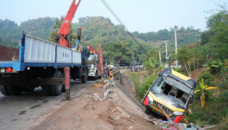 Sơn La: Xe bus hai tầng lao xuống suối trên QL6 nhiều người thương vong