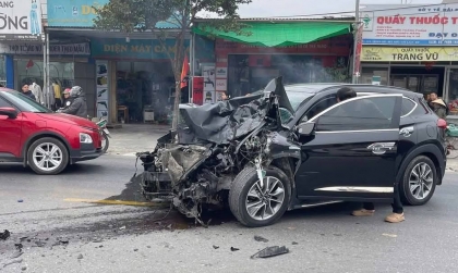 Ảnh TNGT: Hyundai Tucson tan nát thảm thương vì đấu đầu với xe tải