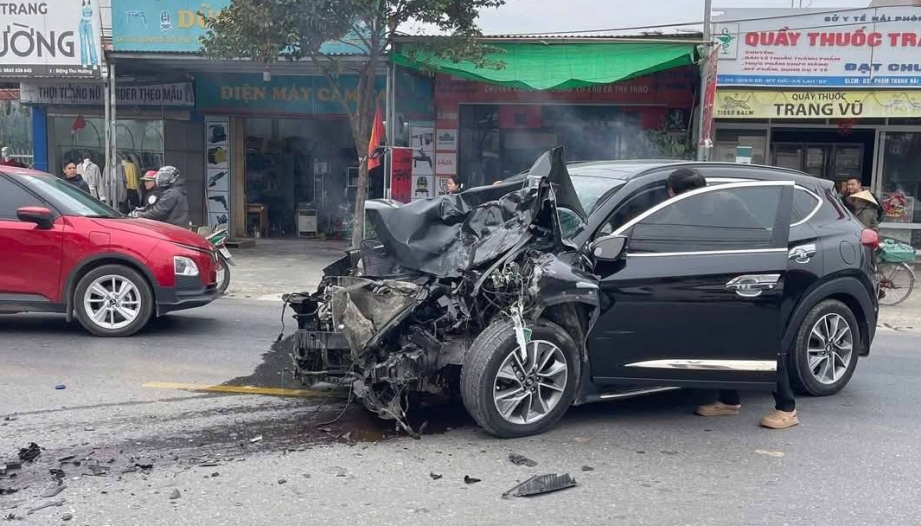 Ảnh TNGT: Hyundai Tucson tan nát thảm thương vì đấu đầu với xe tải