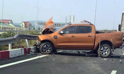 Ảnh TNGT: Ford Ranger gãy bánh trước, bung nắp ca-pô trên cao tốc Cầu Giẽ - Ninh Bình