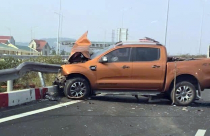 Ảnh TNGT: Ford Ranger gãy bánh trước, bung nắp ca-pô trên cao tốc Cầu Giẽ - Ninh Bình