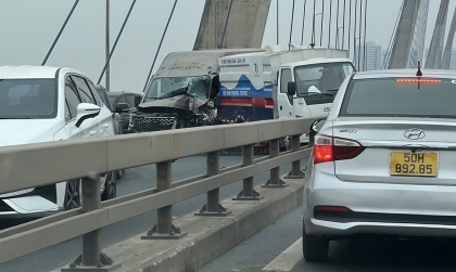 Ảnh TNGT: Phóng nhanh không làm chủ tốc độ, Ford Transit đâm vào đuôi xe quét rác trên cầu Nhật Tân