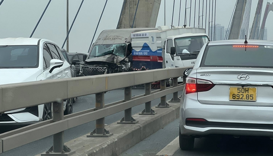 Ảnh TNGT: Phóng nhanh không làm chủ tốc độ, Ford Transit đâm vào đuôi xe quét rác trên cầu Nhật Tân