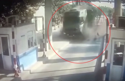 Clip TNGT: Tài xế Howo nghi buồn ngủ đâm thẳng vào trạm thu phí tại Lạng Sơn