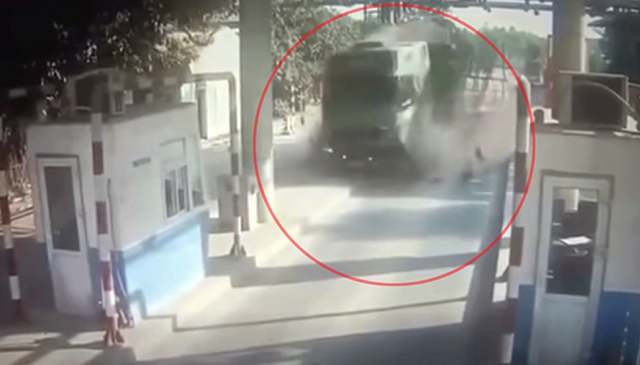 Clip TNGT: Tài xế Howo nghi buồn ngủ đâm thẳng vào trạm thu phí tại Lạng Sơn