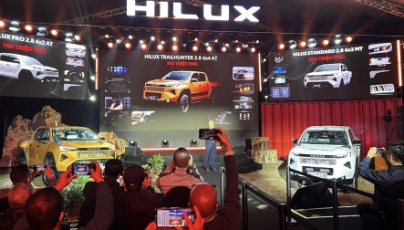 Toyota Hilux thế hệ mới ra mắt tại Việt Nam với máy dầu 2.8L, giá từ 632 triệu đồng