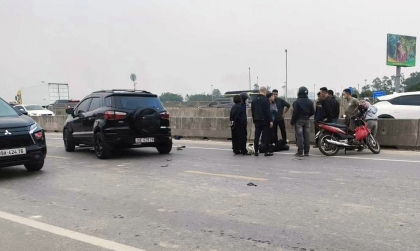 Ảnh TNGT: Xe máy đấu đầu với Ford Ecosport trên đường gom cao tốc Hưng Yên - Thái Bình