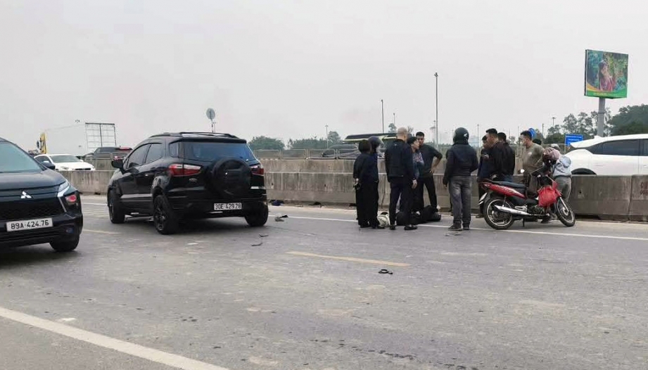 Ảnh TNGT: Xe máy đấu đầu với Ford Ecosport trên đường gom cao tốc Hưng Yên - Thái Bình