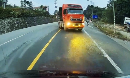 Ý thức giao thông: Lại cứ kêu nghề lái xe nó bạc đi...