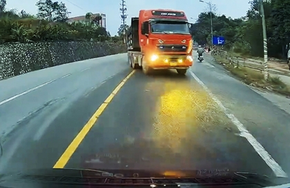 Ý thức giao thông: Lại cứ kêu nghề lái xe nó bạc đi...