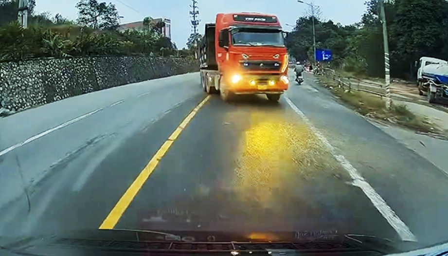 Ý thức giao thông: Lại cứ kêu nghề lái xe nó bạc đi...