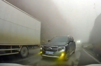 Ý thức Giao thông: Tài xế xe biển xanh “doạ lãnh đạo” khi vượt ẩu trên đèo đã bị xử phạt