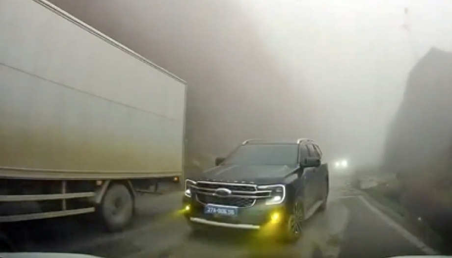 Ý thức Giao thông: Tài xế xe biển xanh “doạ lãnh đạo” khi vượt ẩu trên đèo đã bị xử phạt