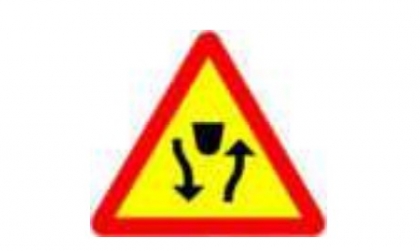 Nhóm biển báo nguy hiểm và cảnh báo: Biển số W.235 có ý nghĩa gì?