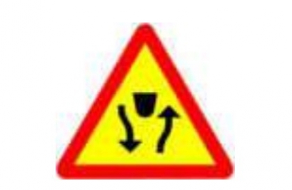 Nhóm biển báo nguy hiểm và cảnh báo: Biển số W.235 có ý nghĩa gì?