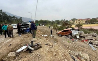 Clip TNGT: Vinfast VF 9 đâm Mitsubishi Triton bắn xuống vệ đường