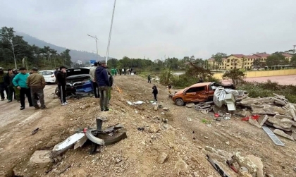 Clip TNGT: Vinfast VF 9 đâm Ford Ranger bắn xuống vệ đường