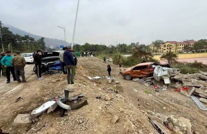 Clip TNGT: Vinfast VF 9 đâm Mitsubishi Triton bắn xuống vệ đường