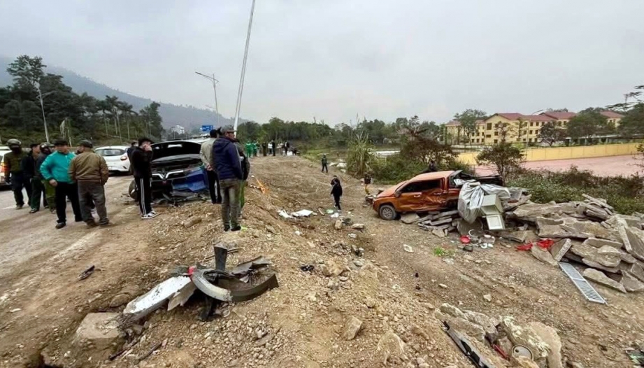 Clip TNGT: Vinfast VF 9 đâm Ford Ranger bắn xuống vệ đường