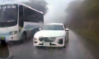 Clip TNGT: Loi choi bám đuôi xe khác vượt ẩu, tài xế VinFast Lux A lĩnh đủ