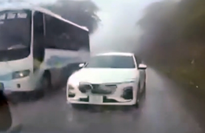 Clip TNGT: Loi choi bám đuôi xe khác vượt ẩu, tài xế VinFast Lux A lĩnh đủ