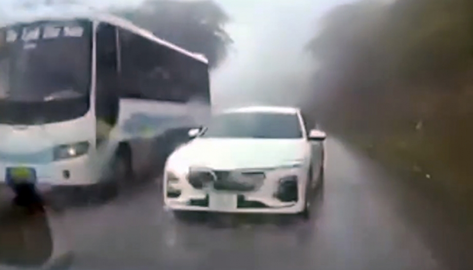 Clip TNGT: Loi choi bám đuôi xe khác vượt ẩu, tài xế VinFast Lux A lĩnh đủ