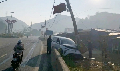 Ảnh TNGT: Vào cua mất lái, VinFast Limo Green chưa đeo biển đâm thẳng cột điện