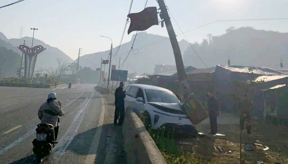 Ảnh TNGT: Vào cua mất lái, VinFast Limo Green chưa đeo biển đâm thẳng cột điện