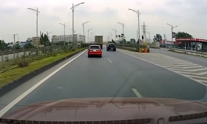 Ý thức Giao thông: Đi quá lối rẽ, tài xế Honda Jazz đạp phanh dừng luôn giữa cao tốc