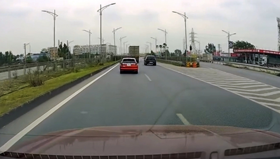 Ý thức Giao thông: Đi quá lối rẽ, tài xế Honda Jazz đạp phanh dừng luôn giữa cao tốc