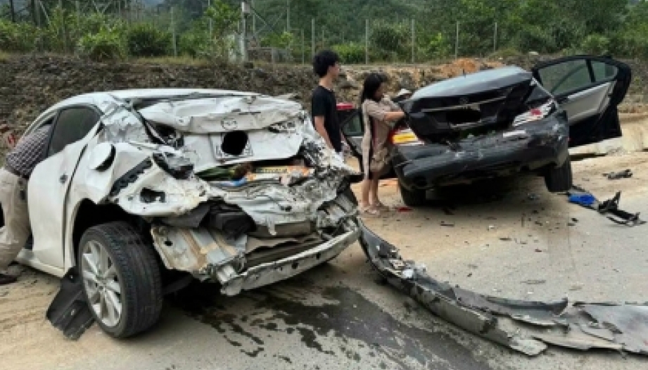 Clip TNGT: Xe tải mất phanh đâm 10 xe khác trên cao tốc La Sơn - Tuý Loan