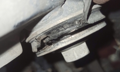 Càng A của Ford Everest bị thế này thì nên xử lý sao?