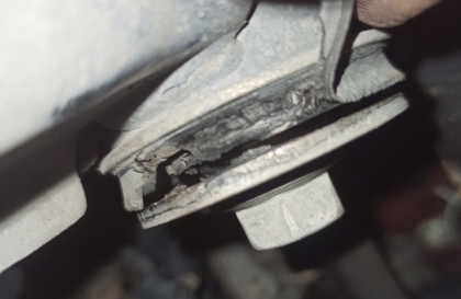 Càng A của Ford Everest bị thế này thì nên xử lý sao?