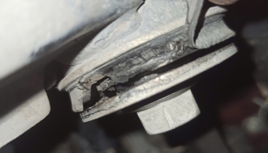 Càng A của Ford Everest bị thế này thì nên xử lý sao?