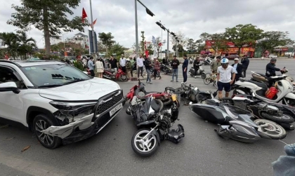 Ảnh TNGT: Nghi nhầm chân ga, tài xế Toyota Corolla Cross đâm hàng loạt xe máy dừng đèn đỏ