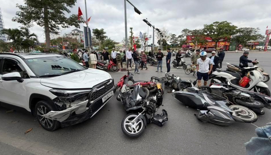 Ảnh TNGT: Nghi nhầm chân ga, tài xế Toyota Corolla Cross đâm hàng loạt xe máy dừng đèn đỏ