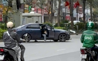 Hà Nội: Truy tìm ô tô Mercedes-Benz gây tai nạn, bỏ trốn khỏi hiện trường trên phố Xã Đàn