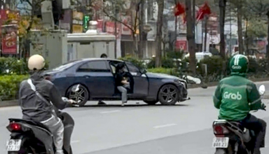 Hà Nội: Truy tìm ô tô Mercedes-Benz gây tai nạn, bỏ trốn khỏi hiện trường trên phố Xã Đàn