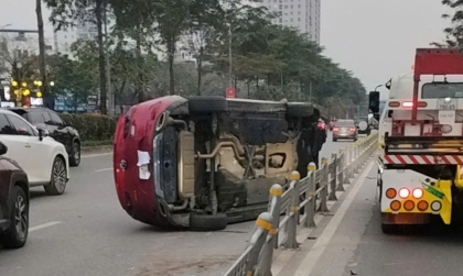Ảnh TNGT: Đâm vào dải phân cách, người trong xe leo ra khỏi Mazda3 với tư thế của... xe tăng