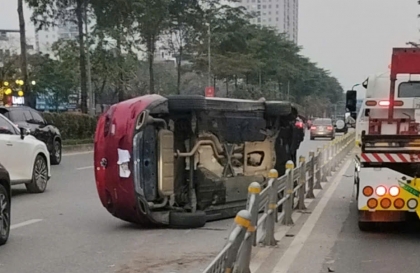Ảnh TNGT: Đâm vào dải phân cách, người trong xe leo ra khỏi Mazda3 với tư thế của... xe tăng