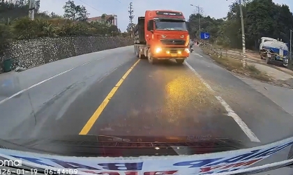 Ý thức giao thông: Lại cứ kêu nghề lái xe nó bạc đi...