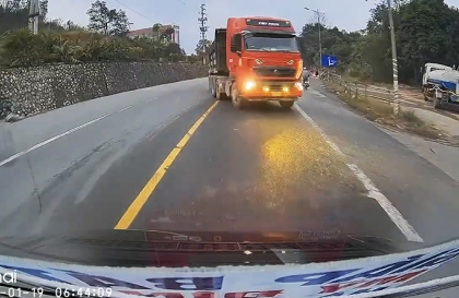 Ý thức giao thông: Lại cứ kêu nghề lái xe nó bạc...