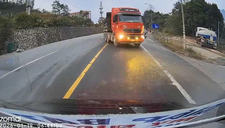 Ý thức giao thông: Lại cứ kêu nghề lái xe nó bạc đi...