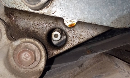 Xe Mazda2 bị văng nhớt trong khoang máy thế này có sao không?