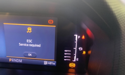 Xe Ford Everest của em báo thế này là bị sao các bác?