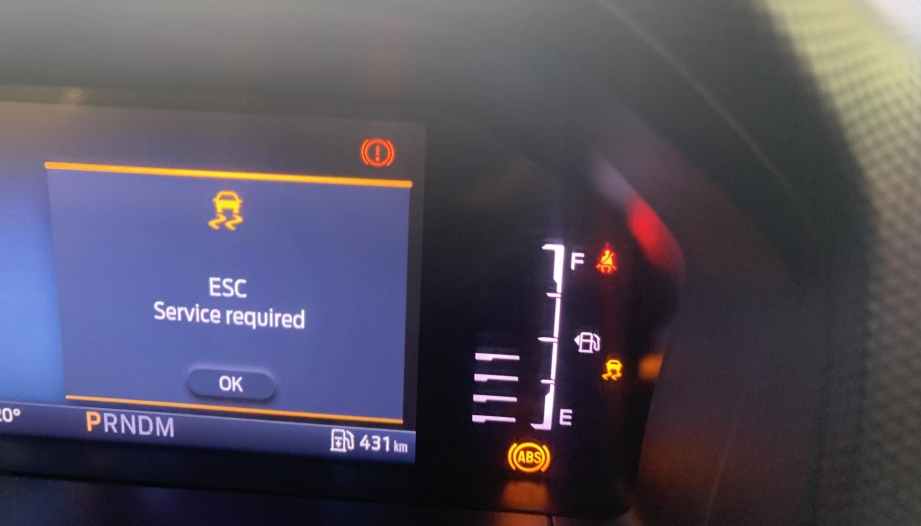 Xe Ford Everest của em báo thế này là bị sao các bác?