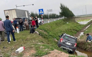 Ảnh TNGT: VinFast Fadil văng xuống mương sau khi đâm nhau với Toyota Innova, nhưng kết cục không quá chênh lệch